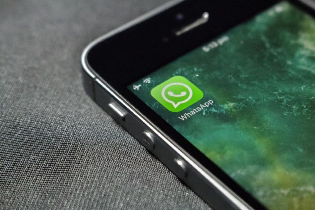 এক্ষেত্রে iPhone ব্যবহারকারীরা সেটিংস অপশনে গিয়ে জেনে নিতে পারেন তাঁদের ফোনের অপারেটিং সিস্টেম সম্পর্কে। প্রথমে সেটিংস, তার পর জেনারেল ও ইনফরমেশন (Settings > General > Information) অপশনে যেতে হবে। এখানেই iPhone-এর সফটওয়্যার ভার্সন সম্পর্কে বিস্তারিত জানা যাবে। এক্ষেত্রে iPhone ব্যবহারকারীরা সেটিংস অপশনে গিয়ে জেনে নিতে পারেন তাঁদের ফোনের অপারেটিং সিস্টেম সম্পর্কে। প্রথমে সেটিংস, তার পর জেনারেল ও ইনফরমেশন (Settings > General > Information) অপশনে যেতে হবে। এখানেই iPhone-এর সফটওয়্যার ভার্সন সম্পর্কে বিস্তারিত জানা যাবে।