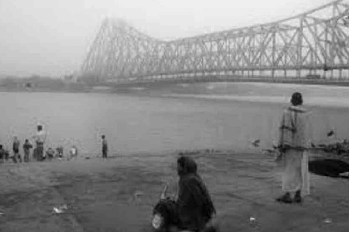 তবে চিন্তার কথা, কুয়াশার সঙ্গে পাল্লা দিয়ে বাড়ছে দূষণ। বৃহস্পতিবার সকালে দিল্লির দূষণের মাত্রা যখন প্রায় ৪০০ মাইক্রো গ্রাম প্রতি ঘনমিটারে তখন পিছিয়ে নেই কলকাতাও। প্রতিবার সকালে কলকাতার বিটি রোডের রবীন্দ্রভারতী বিশ্ববিদ্যালয়ের কাছে দূষণের মাত্রা ছিল ৩৪৮ মাইক্রো গ্রাম প্রতি ঘনমিটারে। যাদবপুরে দূষণের মাত্রা ছিল ৩২৬ মাইক্রো গ্রাম প্রতি ঘনমিটারে বালিগঞ্জে ৩১৮ ভিক্টোরিয়াতে ৩০৬ রবীন্দ্র সরোবরে 297 মাইক্রো গ্রাম প্রতি ঘনমিটারে। বিধাননগরে সেই মাত্রা ৩০০ ছাড়িয়েছে। মাত্রা ছিল 5 মাইক্রো গ্রাম প্রতি ঘনমিটারে। জেলার ক্ষেত্রে ৩০০ ছাড়িয়েছে হাওড়া আসানসোলে।হাওড়াতে দিন দূষণের মাত্রা ৩০৮ মাইক্রো গ্রাম প্রতি ঘনমিটারে আসানসোলে আরও একটু বেশি ৩১৯ মাইক্রো গ্রাম প্রতি ঘনমিটারে যদিও শিলিগুড়িতে দূষণের মাত্রা কিছুটা কম ১৭৮ মাইক্রো গ্রাম প্রতি ঘনমিটারে। তবে চিন্তার কথা, কুয়াশার সঙ্গে পাল্লা দিয়ে বাড়ছে দূষণ। বৃহস্পতিবার সকালে দিল্লির দূষণের মাত্রা যখন প্রায় ৪০০ মাইক্রো গ্রাম প্রতি ঘনমিটারে তখন পিছিয়ে নেই কলকাতাও। প্রতিবার সকালে কলকাতার বিটি রোডের রবীন্দ্রভারতী বিশ্ববিদ্যালয়ের কাছে দূষণের মাত্রা ছিল ৩৪৮ মাইক্রো গ্রাম প্রতি ঘনমিটারে। যাদবপুরে দূষণের মাত্রা ছিল ৩২৬ মাইক্রো গ্রাম প্রতি ঘনমিটারে বালিগঞ্জে ৩১৮ ভিক্টোরিয়াতে ৩০৬ রবীন্দ্র সরোবরে 297 মাইক্রো গ্রাম প্রতি ঘনমিটারে। বিধাননগরে সেই মাত্রা ৩০০ ছাড়িয়েছে। মাত্রা ছিল 5 মাইক্রো গ্রাম প্রতি ঘনমিটারে। জেলার ক্ষেত্রে ৩০০ ছাড়িয়েছে হাওড়া আসানসোলে।হাওড়াতে দিন দূষণের মাত্রা ৩০৮ মাইক্রো গ্রাম প্রতি ঘনমিটারে আসানসোলে আরও একটু বেশি ৩১৯ মাইক্রো গ্রাম প্রতি ঘনমিটারে যদিও শিলিগুড়িতে দূষণের মাত্রা কিছুটা কম ১৭৮ মাইক্রো গ্রাম প্রতি ঘনমিটারে।
