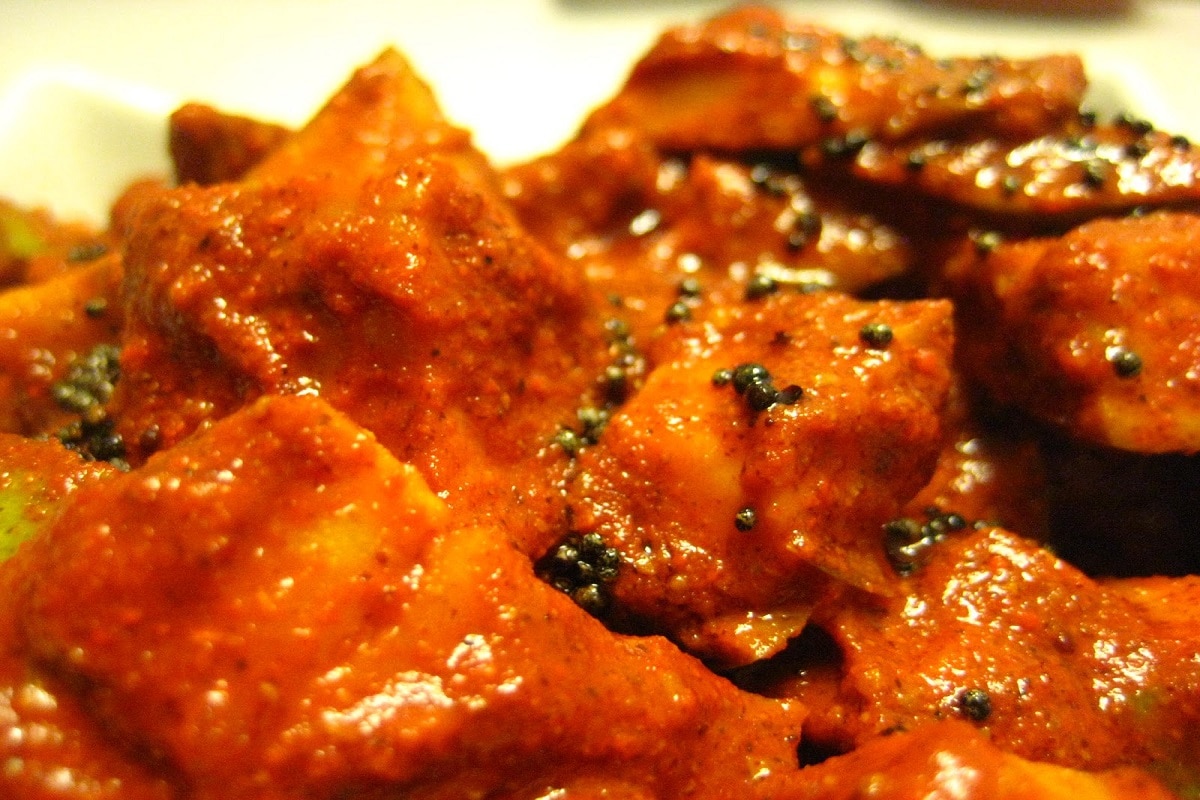 আচারের (Pickles) সঙ্গে অনেকেরই অনেক স্মৃতি জড়িয়ে আছে। ছোটবেলায় চুরি করে আচার খাওয়া, ধরা পড়ে যাওয়া ইত্যাদি! নিরামিষ হোক বা আমিষ রান্না, সঙ্গে একটু আচার না থাকলে মুখে খাওয়ার রোচে না অনেকেরই। আচারের প্রকারভেদও তো কিছু কম নয়। কুলের আচার, আমের আচার, লেবুর আচার থেকে শুরু করে মাছ আর মাংসের আচারও হয়। আসলে তেল আর মশলা দিয়ে খাবার রেখে দেওয়ার এই পদ্ধতি শতাব্দী প্রাচীন। আচারের (Pickles) সঙ্গে অনেকেরই অনেক স্মৃতি জড়িয়ে আছে। ছোটবেলায় চুরি করে আচার খাওয়া, ধরা পড়ে যাওয়া ইত্যাদি! নিরামিষ হোক বা আমিষ রান্না, সঙ্গে একটু আচার না থাকলে মুখে খাওয়ার রোচে না অনেকেরই। আচারের প্রকারভেদও তো কিছু কম নয়। কুলের আচার, আমের আচার, লেবুর আচার থেকে শুরু করে মাছ আর মাংসের আচারও হয়। আসলে তেল আর মশলা দিয়ে খাবার রেখে দেওয়ার এই পদ্ধতি শতাব্দী প্রাচীন।