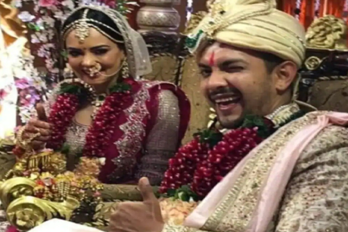 বিয়ের আগে দীর্ঘ সময় ধরে প্রেম করেছেন আদিত্য ও শ্বেতা ৷ বিয়ের কিছুদিন আগেই আদিত্য শ্বেতার ছবি শেয়ার করেছিলেন ৷ জানিয়েছিলেন এই সুখবরটি ৷ (ছবি সৌজন্যে ইনস্টাগ্রাম) ৷ বিয়ের আগে দীর্ঘ সময় ধরে প্রেম করেছেন আদিত্য ও শ্বেতা ৷ বিয়ের কিছুদিন আগেই আদিত্য শ্বেতার ছবি শেয়ার করেছিলেন ৷ জানিয়েছিলেন এই সুখবরটি ৷ (ছবি সৌজন্যে ইনস্টাগ্রাম) ৷