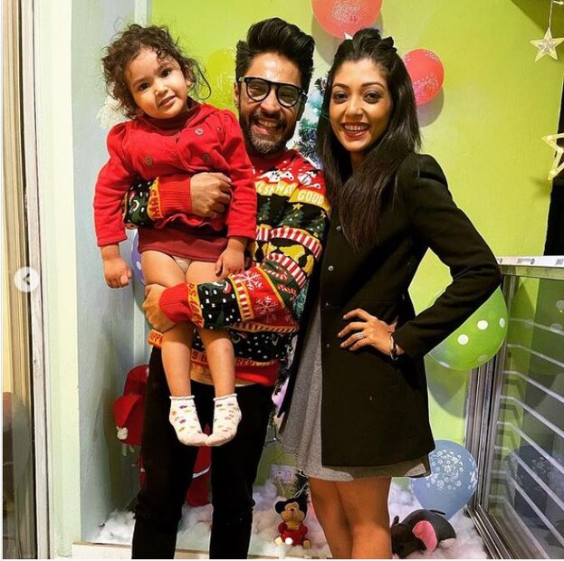 এবার প্রশ্ন হল, গৌরবের কোলে ছোট্ট শিশুটি কে? নেটিজেনরা যখন জল্পনা-কল্পনার নানা জাল বুনতে শুরু করেছেন, তখন খোলসা করে বলাই ভাল... বাচ্চাটি গায়ক অনীক ধরের মেয়ে।