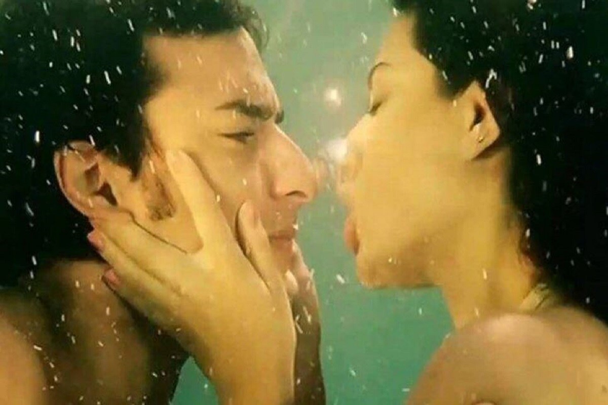 তবে মেয়ের এই ছবির আগে তার বাবা সইফ আলি খানও এই কাজে নিজের পটুত্ব দেখিয়েছিলেন৷ আমিশা পটেলের সঙ্গে খুবই হট সিনে সাবলীল অভিনয় করেছিলেন সইফ৷ Photo- Collected তবে মেয়ের এই ছবির আগে তার বাবা সইফ আলি খানও এই কাজে নিজের পটুত্ব দেখিয়েছিলেন৷ আমিশা পটেলের সঙ্গে খুবই হট সিনে সাবলীল অভিনয় করেছিলেন সইফ৷ Photo- Collected
