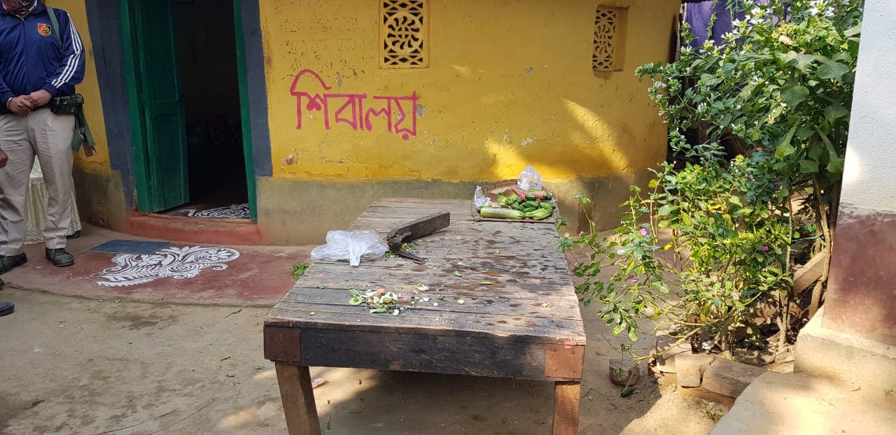 *ইতিমধ্যেই শুরু হয়ে গিয়েছে রান্না। মাটির থালার ওপর কলাপাতায় মধ্যাহ্নভোজ সাজিয়ে দেওয়া হবে অমিত শাহকে। *ইতিমধ্যেই শুরু হয়ে গিয়েছে রান্না। মাটির থালার ওপর কলাপাতায় মধ্যাহ্নভোজ সাজিয়ে দেওয়া হবে অমিত শাহকে।