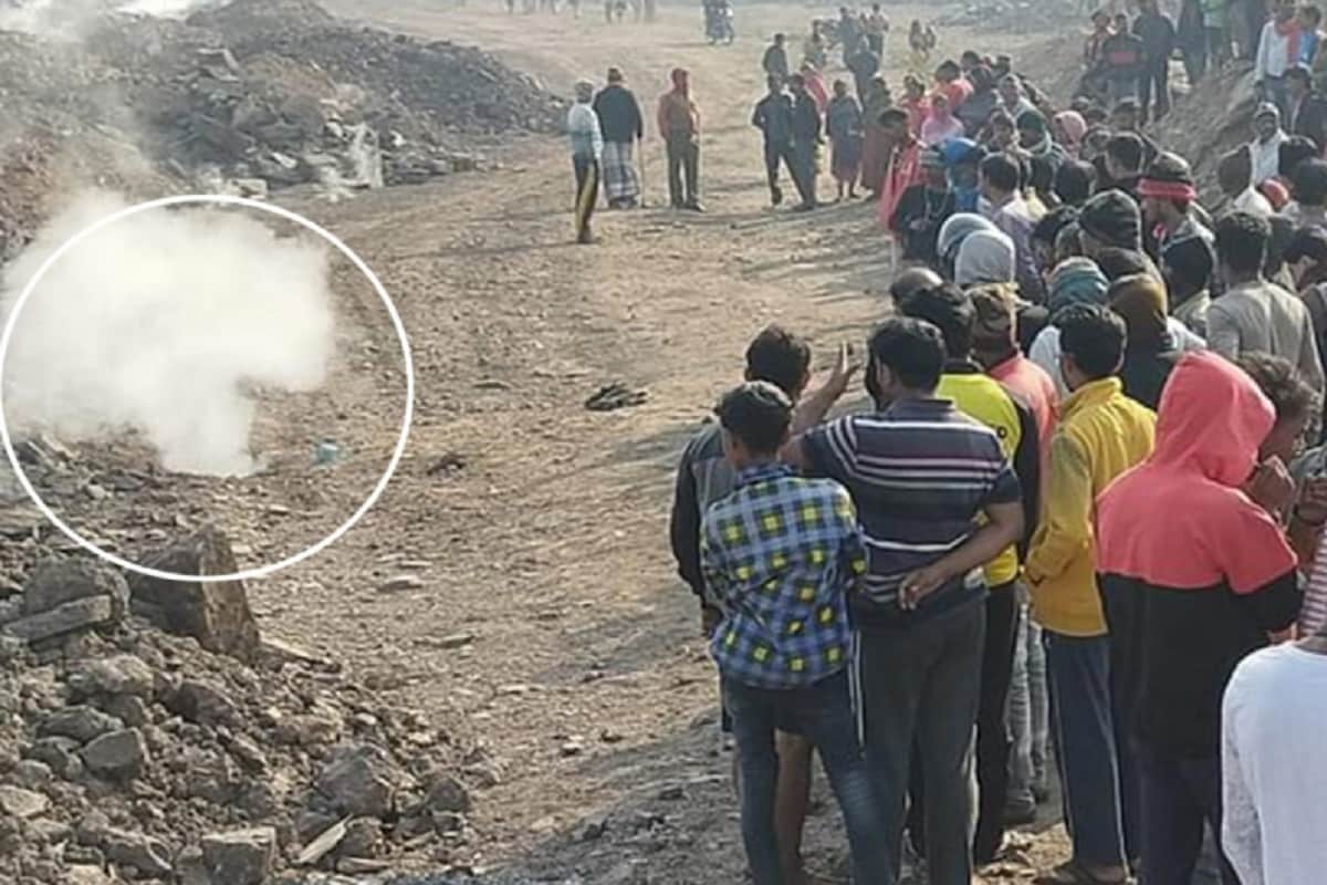 এই ঘটনার সাক্ষী থেকেছেন বহু মানুষ ৷ ভয় বারেবারে গায়ে কাঁটা দিয়েছে ৷ কল্যাণীদেবীকে বাঁচানোর চেষ্টা করা সত্ত্বেও শেষরক্ষা হয়নি ৷ হঠাৎ গ্যাস লিক করতে থাকে, মহিলাটি মাটিতে পড়ে যান তারপরেই ঘটে এই দুর্ঘটনা ৷ এই ঘটনার সাক্ষী থেকেছেন বহু মানুষ ৷ ভয় বারেবারে গায়ে কাঁটা দিয়েছে ৷ কল্যাণীদেবীকে বাঁচানোর চেষ্টা করা সত্ত্বেও শেষরক্ষা হয়নি ৷ হঠাৎ গ্যাস লিক করতে থাকে, মহিলাটি মাটিতে পড়ে যান তারপরেই ঘটে এই দুর্ঘটনা ৷