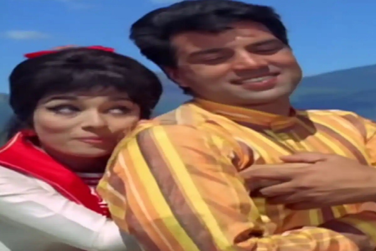 সেই কমন বিষয়টি হল ধর্মেন্দ্রর জামা ৷ আসলে এই তিনটি গানে ধর্মেন্দ্রকে একটি জামা পরে দেখা গিয়েছে ৷ (Photo: YouTube Grab). সেই কমন বিষয়টি হল ধর্মেন্দ্রর জামা ৷ আসলে এই তিনটি গানে ধর্মেন্দ্রকে একটি জামা পরে দেখা গিয়েছে ৷ (Photo: YouTube Grab).