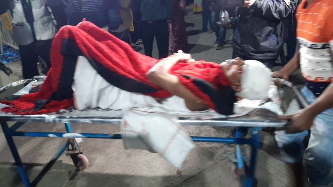 *পুলিশ সূত্রে জানা গিয়েছে, শ্রাদ্ধের কাজ করার ফেরার সময় মর্মান্তিক দুর্ঘটনাটি ঘটে। পাম অ্যাভিনিউ অঞ্চলে হঠাৎই বিকট জোরে শব্দ করে গাড়িটি উল্টে যায়। *পুলিশ সূত্রে জানা গিয়েছে, শ্রাদ্ধের কাজ করার ফেরার সময় মর্মান্তিক দুর্ঘটনাটি ঘটে। পাম অ্যাভিনিউ অঞ্চলে হঠাৎই বিকট জোরে শব্দ করে গাড়িটি উল্টে যায়।