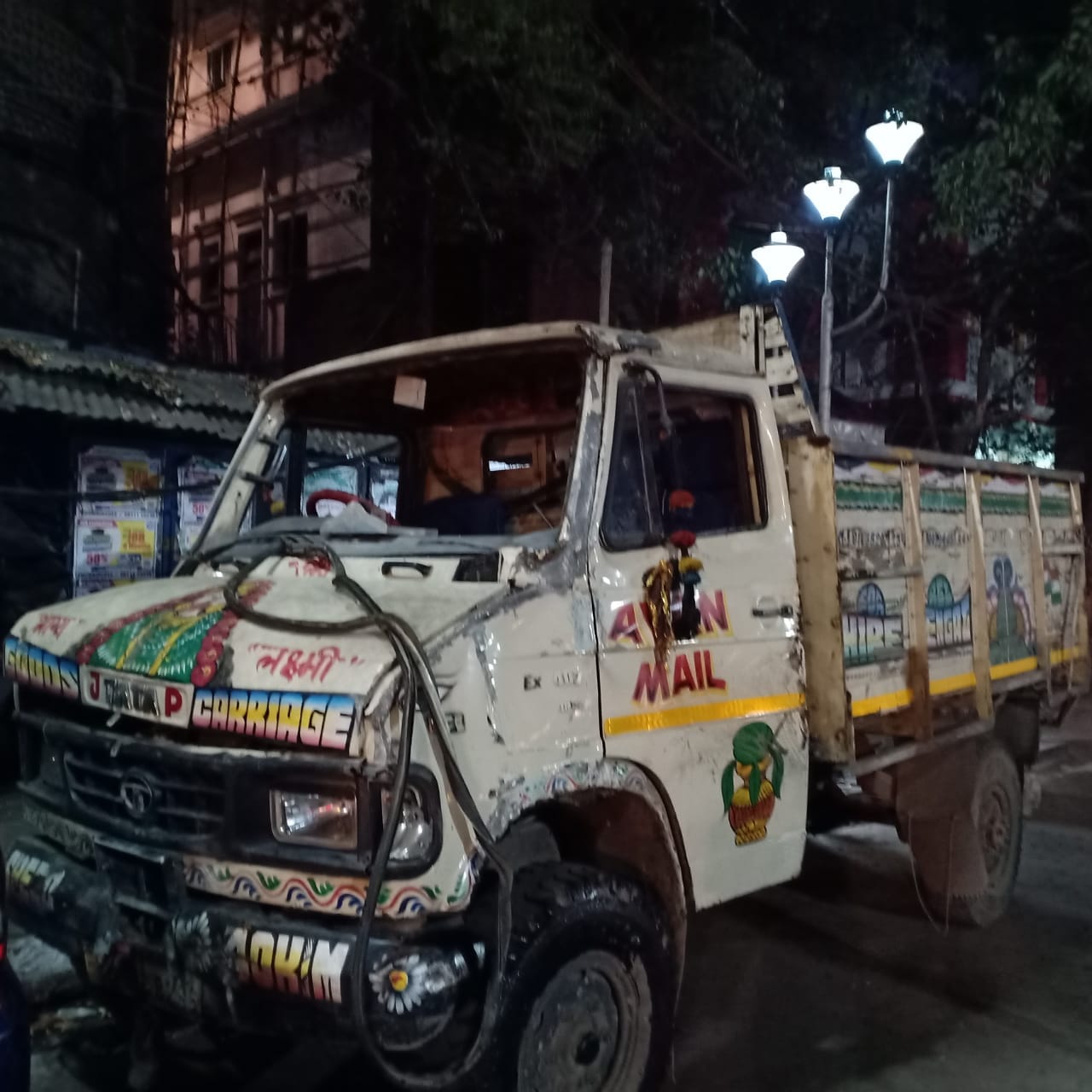 *প্রত্যক্ষদর্শী এবং গাড়ির সওয়ারীদের দাবি, এ দিন গাড়িতে অন্তত ৩০-৩৫ জন ছিল। তাঁদের মধ্যে ২৯জন আহত হন। আহতদের মধ্যে ২ জনের অবস্থা আশঙ্কাজনক। *প্রত্যক্ষদর্শী এবং গাড়ির সওয়ারীদের দাবি, এ দিন গাড়িতে অন্তত ৩০-৩৫ জন ছিল। তাঁদের মধ্যে ২৯জন আহত হন। আহতদের মধ্যে ২ জনের অবস্থা আশঙ্কাজনক।