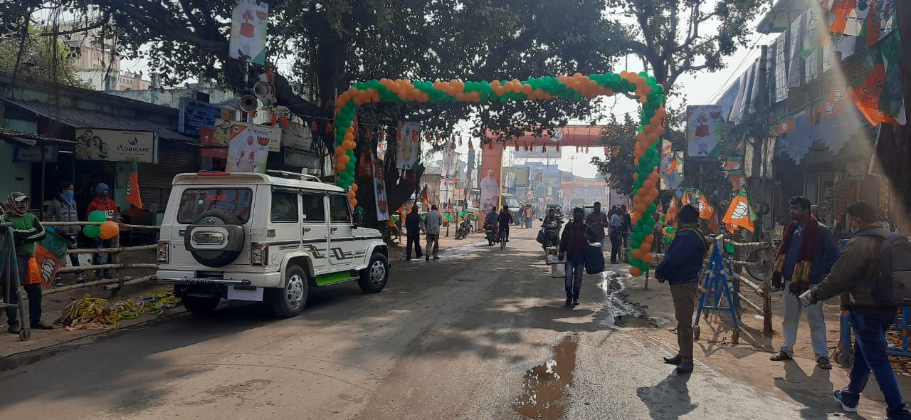 বিকেল ৪: বোলপুরের ডাকবাংলো মাঠ থেকে রোড শো শুরু হয়ে শেষ হবে চৌরাস্তায়। পদযাত্রায় অমিত শাহের সঙ্গে থাকার কথা শুভেন্দু অধিকারীর। ইতিমধ্যেই জল ছিটিয়ে পরিষ্কার করা হয়েছে রাস্তা। ৬০টি CCTV ক্যামেরায় ঘরে ফেলা হয়েছে ১ কিলোমিটারের যাত্রাপথ। প্রধানমন্ত্রী নরেন্দ্র মোদি, অমিত শাহের কাটআউটে চেয়ে গিয়েছে রাস্তা। পাশাপাশি বেলুনের তোড়ন করা হয়েছেকেন্দ্রীয় মন্ত্রীকে অভিবাদন জানাতে। বিকেল ৪: বোলপুরের ডাকবাংলো মাঠ থেকে রোড শো শুরু হয়ে শেষ হবে চৌরাস্তায়। পদযাত্রায় অমিত শাহের সঙ্গে থাকার কথা শুভেন্দু অধিকারীর। ইতিমধ্যেই জল ছিটিয়ে পরিষ্কার করা হয়েছে রাস্তা। ৬০টি CCTV ক্যামেরায় ঘরে ফেলা হয়েছে ১ কিলোমিটারের যাত্রাপথ। প্রধানমন্ত্রী নরেন্দ্র মোদি, অমিত শাহের কাটআউটে চেয়ে গিয়েছে রাস্তা। পাশাপাশি বেলুনের তোড়ন করা হয়েছেকেন্দ্রীয় মন্ত্রীকে অভিবাদন জানাতে।