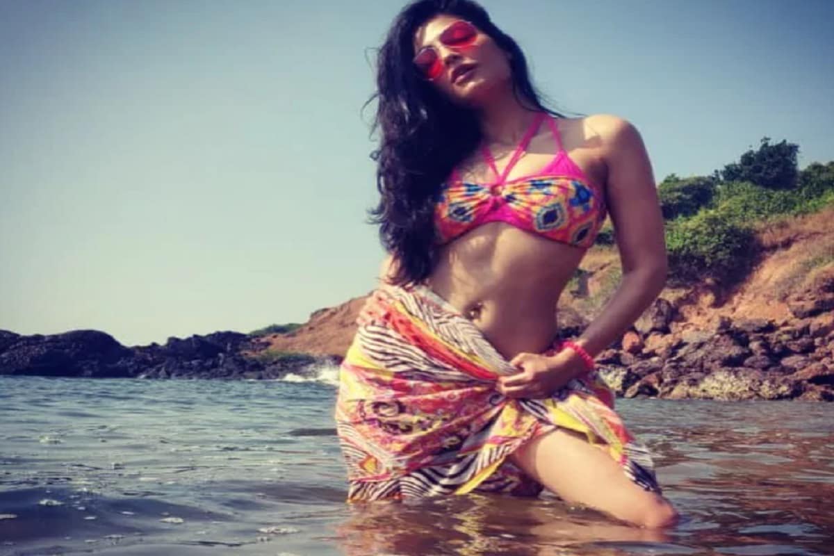 সম্প্রতি শ্রুতি হাসান তাঁর ইনস্টাগ্রামে বেশ কিছু ছবি আপলোড করেছেন ৷ যা দেখে মনে হয়েছে কোথাও বেশ কিছুদিন ছুটি উপভোগ করতে গিয়েছেন তিনি ৷ ছবিগুলি এমনই বোল্ড যা দেখে ঠিকরে পড়ছে সৌন্দর্য ৷ @shrutzhaasan/Instagram. সম্প্রতি শ্রুতি হাসান তাঁর ইনস্টাগ্রামে বেশ কিছু ছবি আপলোড করেছেন ৷ যা দেখে মনে হয়েছে কোথাও বেশ কিছুদিন ছুটি উপভোগ করতে গিয়েছেন তিনি ৷ ছবিগুলি এমনই বোল্ড যা দেখে ঠিকরে পড়ছে সৌন্দর্য ৷ @shrutzhaasan/Instagram.