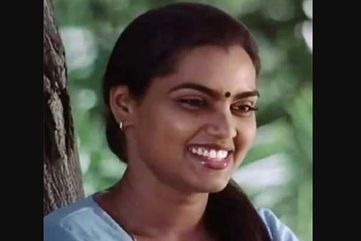 •এরপর আর ফিরে তাকাতে হয়নি সিল্ক স্মিতাকে।৭০-এর দশকের শেষের দিক থেকে ৯০-এর দশকের শুরু পর্যন্ত সিল্ক হয়ে উঠেছিলেন দর্শকদের হার্টথ্রব।স্মিতার একটি মাত্র আইটেম ডান্স যে কোনও ছবিকে বিশাল সাফল্য এনে দেওয়ার জন্য যথেষ্ট ছিল। সিলভার স্ক্রিনে তাঁর গ্ল্যামারাস উপস্থিতি দর্শকদের কাছে অসম্ভব আকর্ষণীয় হয়ে উঠছিল।যদিও নিজের এই ‘হট’ ইমেজ থেকে বেরোতে চাইতেন সিল্ক নিজে। •এরপর আর ফিরে তাকাতে হয়নি সিল্ক স্মিতাকে।৭০-এর দশকের শেষের দিক থেকে ৯০-এর দশকের শুরু পর্যন্ত সিল্ক হয়ে উঠেছিলেন দর্শকদের হার্টথ্রব।স্মিতার একটি মাত্র আইটেম ডান্স যে কোনও ছবিকে বিশাল সাফল্য এনে দেওয়ার জন্য যথেষ্ট ছিল। সিলভার স্ক্রিনে তাঁর গ্ল্যামারাস উপস্থিতি দর্শকদের কাছে অসম্ভব আকর্ষণীয় হয়ে উঠছিল।যদিও নিজের এই ‘হট’ ইমেজ থেকে বেরোতে চাইতেন সিল্ক নিজে।