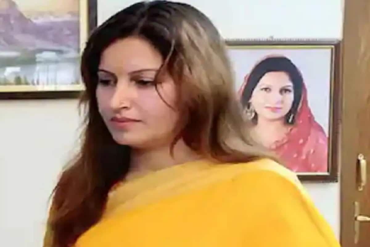 সোনালি ফগট বিগ বসে অংশগ্রহণকারী দ্বিতীয় মহিলা প্রতিযোগী ৷ বিগ বস ১১-তে হরিয়ানার নর্তকী স্বপ্না চৌধুরি তাঁর জলবা দেখিয়েছেন ৷ এরই মাঝে স্বপ্না চৌধুরি ও আর্শি খান এই বিষয়ে নানান ধরনের মন্তব্য করেছেন ৷ সোনালি ফগট বিগ বসে অংশগ্রহণকারী দ্বিতীয় মহিলা প্রতিযোগী ৷ বিগ বস ১১-তে হরিয়ানার নর্তকী স্বপ্না চৌধুরি তাঁর জলবা দেখিয়েছেন ৷ এরই মাঝে স্বপ্না চৌধুরি ও আর্শি খান এই বিষয়ে নানান ধরনের মন্তব্য করেছেন ৷