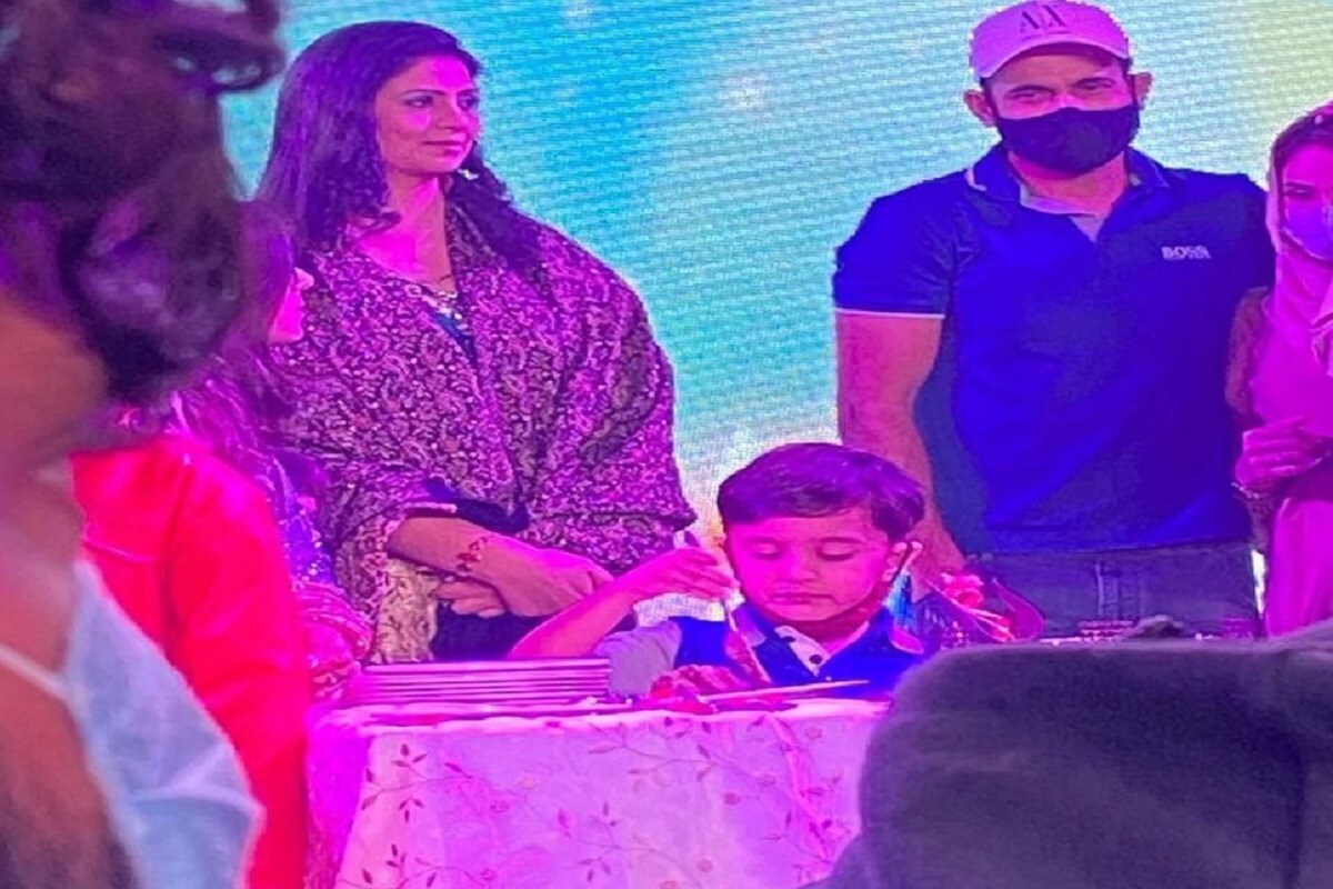 আবারও সেইরকম ঘটনাই ঘটল৷ শনিবার প্রাক্তন ক্রিকেটার ইরফান পাঠানের ছেলের জন্মদিনে নিমন্ত্রিত ছিলেন হাসিন জাহান৷ সেখানের বেশ কিছু ছবি পোস্ট করেন শামি পত্নী হাসিন৷ আবারও সেইরকম ঘটনাই ঘটল৷ শনিবার প্রাক্তন ক্রিকেটার ইরফান পাঠানের ছেলের জন্মদিনে নিমন্ত্রিত ছিলেন হাসিন জাহান৷ সেখানের বেশ কিছু ছবি পোস্ট করেন শামি পত্নী হাসিন৷