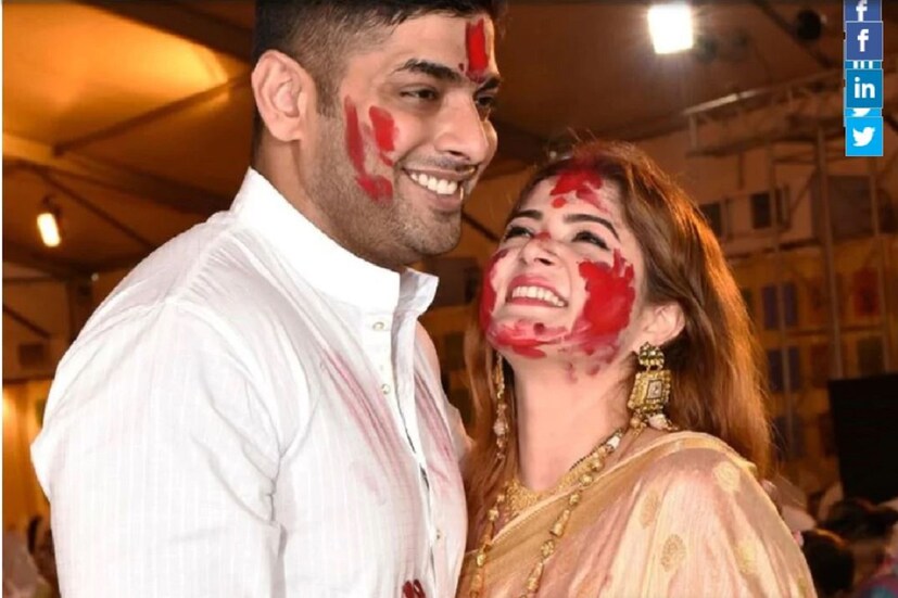 টলিউডের নায়িকা শ্রাবন্তী চট্টোপাধ্যায়ের তৃতীয় বিয়েও ভাঙনের মুখে! প্রথমে রাজীব, তারপর কিষাণ আর তৃতীয়বার রোশনের সঙ্গে সংসার পাতেন শ্রাবন্তী। কিন্তু কোথাও যেন বাঁধ সাধল! শ্রাবন্তীর তৃতীয়বার বিবাহবিচ্ছেদ নিয়ে হাজারো জল্পনা-কল্পনায় মুখর টলিপাড়া। টলিউডের নায়িকা শ্রাবন্তী চট্টোপাধ্যায়ের তৃতীয় বিয়েও ভাঙনের মুখে! প্রথমে রাজীব, তারপর কিষাণ আর তৃতীয়বার রোশনের সঙ্গে সংসার পাতেন শ্রাবন্তী। কিন্তু কোথাও যেন বাঁধ সাধল! শ্রাবন্তীর তৃতীয়বার বিবাহবিচ্ছেদ নিয়ে হাজারো জল্পনা-কল্পনায় মুখর টলিপাড়া।