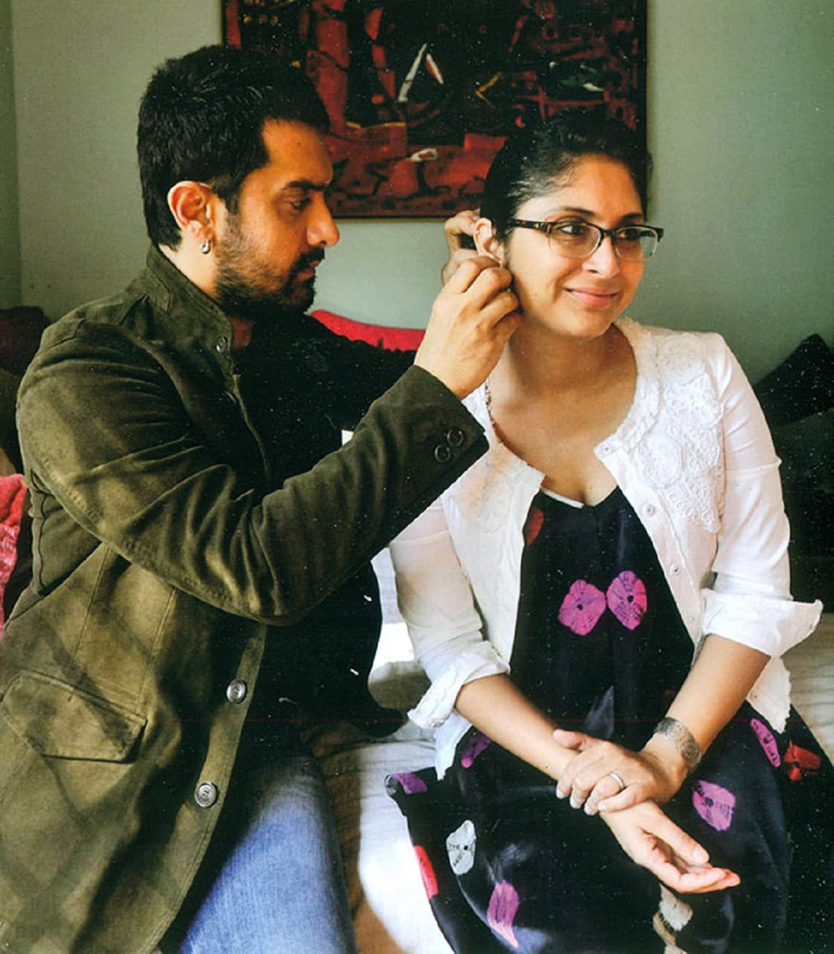 যেমন আমির খান। প্রথম বিয়ে করেন রিনা রায়কে। ছেলে মেয়ে নিয়ে সুখের সংসার ছিল। কিন্তু ৪০ পেরিয়ে তাঁর জীবনে এল নতুন প্রেম কিরণ রাও। প্রথম বউকে ডিভোর্স দিয়ে সংসার বাঁধেন আমির। এবং সুখেই আছেন তাঁরা। যেমন আমির খান। প্রথম বিয়ে করেন রিনা রায়কে। ছেলে মেয়ে নিয়ে সুখের সংসার ছিল। কিন্তু ৪০ পেরিয়ে তাঁর জীবনে এল নতুন প্রেম কিরণ রাও। প্রথম বউকে ডিভোর্স দিয়ে সংসার বাঁধেন আমির। এবং সুখেই আছেন তাঁরা।