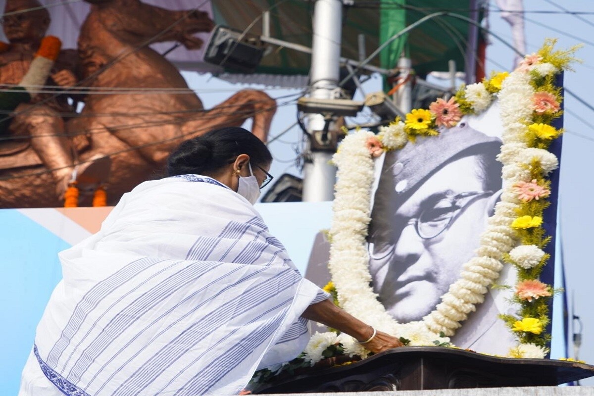 একটি নয়, নেতাজির জন্মদিনে ভারতের চারটি রাজধানীর দাবি তুললেন মমতা বন্দ্যোপাধ্যায়। তাঁর এই দাবিকে অভিনব তো বটেই এবং ভোটপূর্ববর্তী আবহে অত্যন্ত গুরুত্বপূর্ণ মনে করছেন রাজনৈতিক পর্যবেক্ষকরা। একটি নয়, নেতাজির জন্মদিনে ভারতের চারটি রাজধানীর দাবি তুললেন মমতা বন্দ্যোপাধ্যায়। তাঁর এই দাবিকে অভিনব তো বটেই এবং ভোটপূর্ববর্তী আবহে অত্যন্ত গুরুত্বপূর্ণ মনে করছেন রাজনৈতিক পর্যবেক্ষকরা।