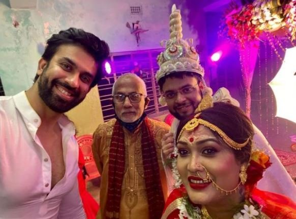 • চুপিসাড়ে কলকাতায় এলেও, বিয়েবাড়িতে সুস্মিতার ছবি প্রকাশ্যে আসতেই নিমেষে তা ভাইরাল হয়ে যায়। বাঙালির ঘরের মেয়েকে ঘরে ফিরতে দেখে যারপরনায় খুশি হয়ে যান তাঁর অনুরাগীরা । • চুপিসাড়ে কলকাতায় এলেও, বিয়েবাড়িতে সুস্মিতার ছবি প্রকাশ্যে আসতেই নিমেষে তা ভাইরাল হয়ে যায়। বাঙালির ঘরের মেয়েকে ঘরে ফিরতে দেখে যারপরনায় খুশি হয়ে যান তাঁর অনুরাগীরা ।