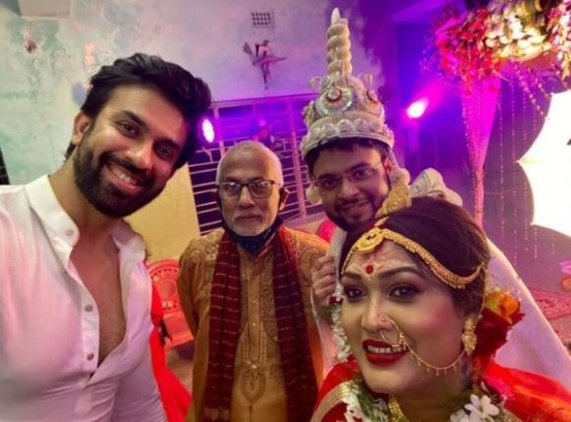 • চুপিসাড়ে কলকাতায় এলেও, বিয়েবাড়িতে সুস্মিতার ছবি প্রকাশ্যে আসতেই নিমেষে তা ভাইরাল হয়ে যায়। বাঙালির ঘরের মেয়েকে ঘরে ফিরতে দেখে যারপরনায় খুশি হয়ে যান তাঁর অনুরাগীরা । 