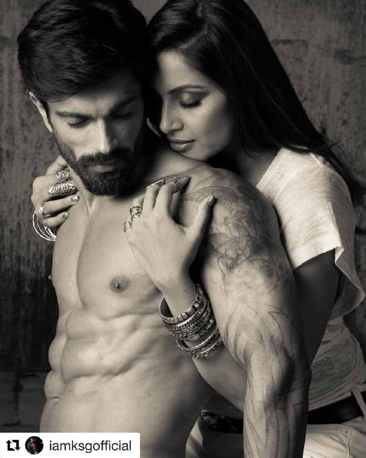 •নিন্দুকেরা যদিও বলেছিল যে বয়সে ছোট করণ বেশি দিন বিপাশায় মজে থাকবেন না। কারণ একাধিক সম্পর্ক তৈরি ও ভেঙে দেওয়ার ট্র্যাক রেকর্ড করণেরও আছে। কিন্তু শত্তুরের মুখে ছাই দিয়ে ২০১৬ সালে বিয়ে করেন দুজনে। আর ঈশ্বরের আশীর্বাদে এখনও তাঁদের প্রেম দেখার মতো। •নিন্দুকেরা যদিও বলেছিল যে বয়সে ছোট করণ বেশি দিন বিপাশায় মজে থাকবেন না। কারণ একাধিক সম্পর্ক তৈরি ও ভেঙে দেওয়ার ট্র্যাক রেকর্ড করণেরও আছে। কিন্তু শত্তুরের মুখে ছাই দিয়ে ২০১৬ সালে বিয়ে করেন দুজনে। আর ঈশ্বরের আশীর্বাদে এখনও তাঁদের প্রেম দেখার মতো।