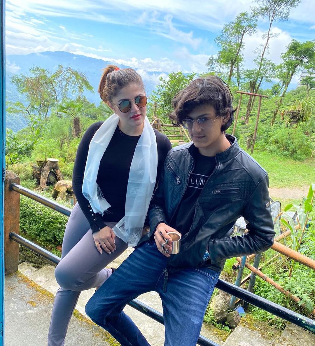 • এ বিষয়ে শ্রাবন্তী অবশ্য একেবারেই রক্ষণশীল মা নন । তিনি বললেন, ‘‘এই বয়সে তো এরকম হবেই। প্রেমের বয়স প্রেম করছে তাতে আপত্তি করার কী আছে ।’’ ছবি: ইনস্টাগ্রাম। • এ বিষয়ে শ্রাবন্তী অবশ্য একেবারেই রক্ষণশীল মা নন । তিনি বললেন, ‘‘এই বয়সে তো এরকম হবেই। প্রেমের বয়স প্রেম করছে তাতে আপত্তি করার কী আছে ।’’ ছবি: ইনস্টাগ্রাম।