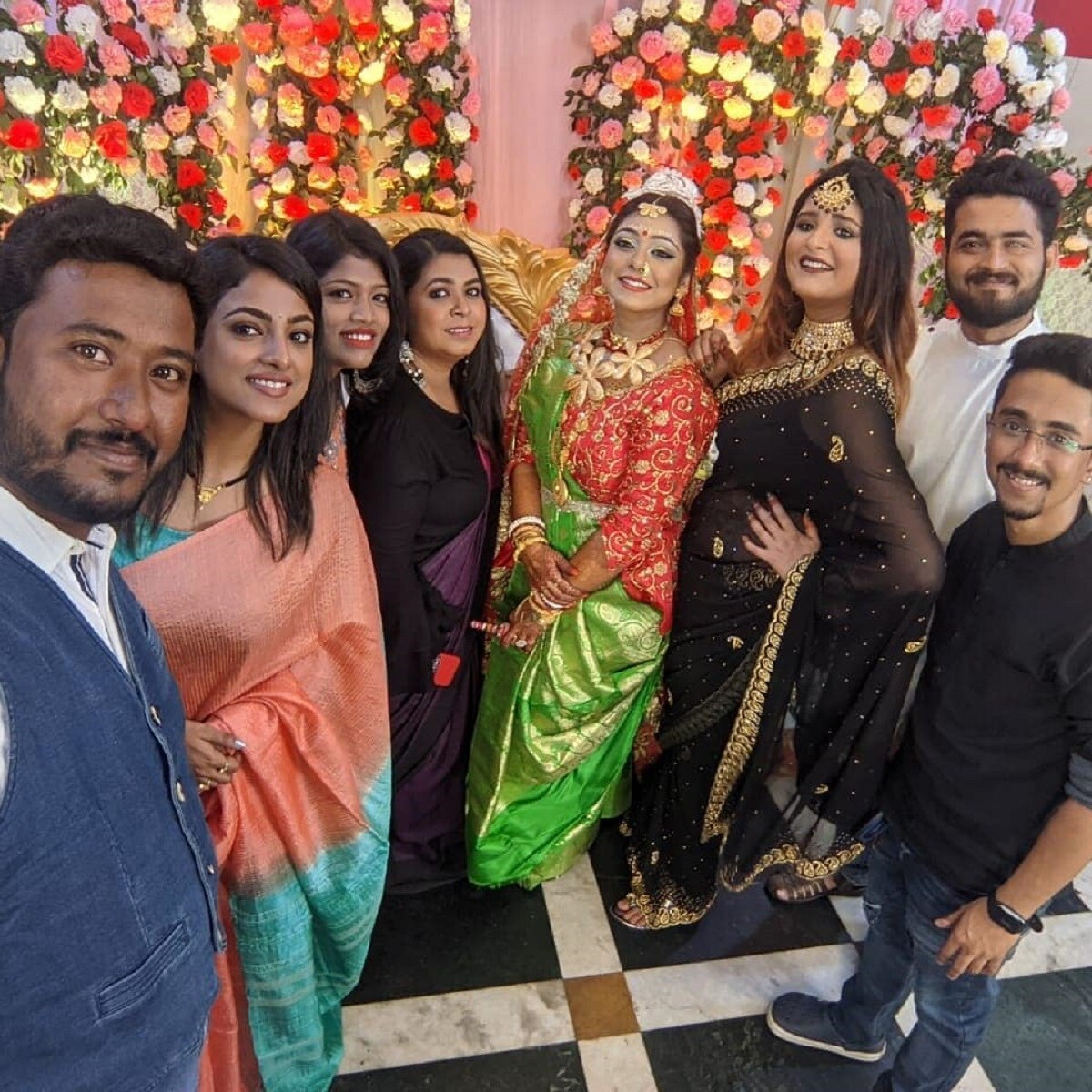 ঘোড়ায় চড়ে বিয়ে করতে এল বর। বউয়ের সাজে মালা পরিয়ে দিলেন অভিনেত্রী। তাঁর বিয়েতে উপস্থিত ছিলেন ছোট পর্দার অনেকেই। যেমন রূপসা, পায়েল দত্তর মতো চেনা মুখেদের দেখা গেল তাঁর বিয়েতে। সকলেই ফেসবুকে বিয়ের ছবি শেয়ার করেছেন। ঘোড়ায় চড়ে বিয়ে করতে এল বর। বউয়ের সাজে মালা পরিয়ে দিলেন অভিনেত্রী। তাঁর বিয়েতে উপস্থিত ছিলেন ছোট পর্দার অনেকেই। যেমন রূপসা, পায়েল দত্তর মতো চেনা মুখেদের দেখা গেল তাঁর বিয়েতে। সকলেই ফেসবুকে বিয়ের ছবি শেয়ার করেছেন।