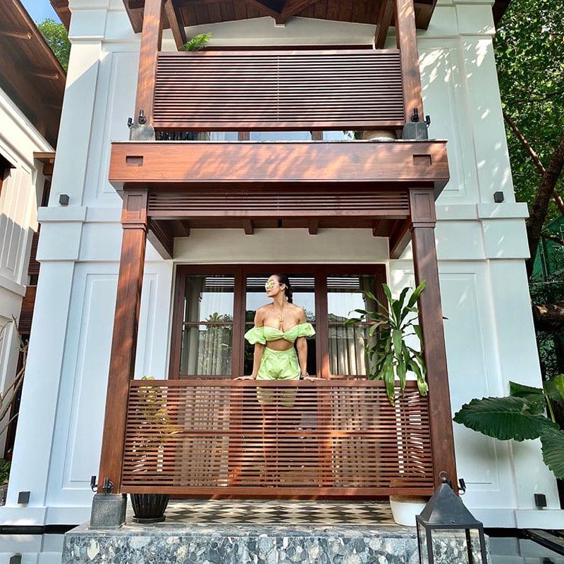 • প্রায়শই খোলামেলা পোশাক পরে সোশ্যাল মিডিয়ায় ধরা দেন তিনি । কখনও তাঁর রূপের আগুনে ঝলসে যান নেটিজেনরা, কখনও আবার ট্রোলড হতে হয় মালাইকাকে ৷ তবে তাতে কুছ পরোয়া নেই নায়িকার ৷ ছবি: ইনস্টাগ্রাম ৷ • প্রায়শই খোলামেলা পোশাক পরে সোশ্যাল মিডিয়ায় ধরা দেন তিনি । কখনও তাঁর রূপের আগুনে ঝলসে যান নেটিজেনরা, কখনও আবার ট্রোলড হতে হয় মালাইকাকে ৷ তবে তাতে কুছ পরোয়া নেই নায়িকার ৷ ছবি: ইনস্টাগ্রাম ৷