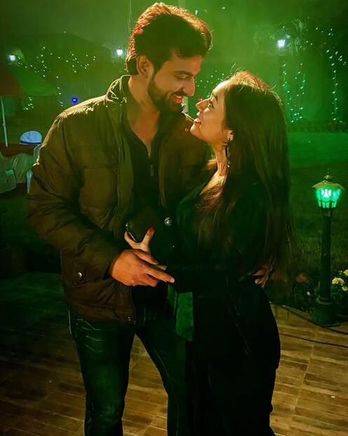 *টিভি-র পর্দায় তাঁরা যথেষ্ট পরিচিত মুখ এই জুটি। একজন ‘এখানে আকাশ নীল’-এর মুখ্য ভিলেন চরিত্র, ডঃ ঝিনুক সেন অর্থা‍ৎ প্রমিতা চক্রবর্তী। আর অন্যজন, ‘সাত ভাই চম্পা’র রাঘব ওরফে রুদ্রজিৎ মুখোপাধ্যায়। ছবি: ইনস্টাগ্রাম ।