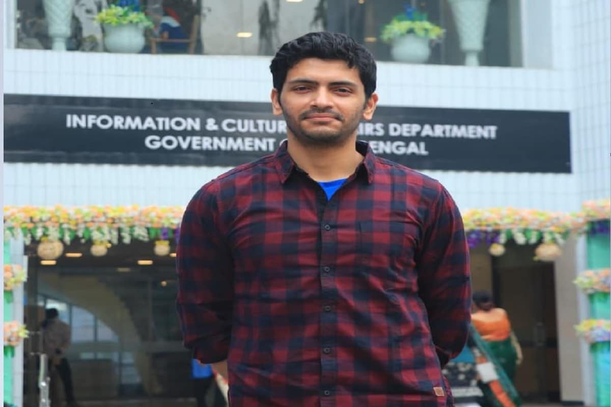 ২৬তম কলকাতা আন্তর্জাতিক চলচ্চিত্র উৎসবে দেখানো হল অর্জুন চক্রবর্তী অভিনীত অভিযাত্রীক। স্ক্রিনিং এর দিন নন্দন চত্ত্বরে হাজির ছিলেন ছবির অভিনেতা ও কলাকুশলীরা। ২৬তম কলকাতা আন্তর্জাতিক চলচ্চিত্র উৎসবে দেখানো হল অর্জুন চক্রবর্তী অভিনীত অভিযাত্রীক। স্ক্রিনিং এর দিন নন্দন চত্ত্বরে হাজির ছিলেন ছবির অভিনেতা ও কলাকুশলীরা।