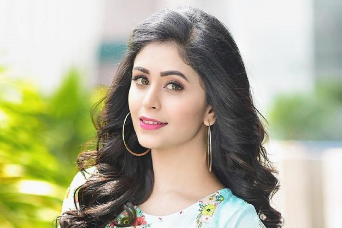 এই অসম্ভব সময় যখন আমরা জীবন যুদ্ধে ক্লান্ত হয়ে পড়েছি তখন আমাদের মনের অবস্থা অনেক সময়ই যেন ভেঙে পড়ছে। অনেকেই আছেন যারা নিজের প্রিয়জনকে হারিয়েছেন।আবার অনেকেই আছেন যারা নিজেরদের রোজগার হারিয়ে হয়ে পড়েছেন দিশাহীন।এরকম অবস্থায় নিজের জীবন শেষ করে দেওয়ার কথাও অনকের মনে এসেছে। কিন্তু এই কঠিন পরিস্থিতি হাত থেকে নিজেকে রক্ষা করার পথ হল নিজের সমস্যা নিয়ে কথা বলা। কথা বললে অনেক সময় হালকা হওয়া যায়। পাওয়া যায় সুরাহা। এই অসম্ভব সময় যখন আমরা জীবন যুদ্ধে ক্লান্ত হয়ে পড়েছি তখন আমাদের মনের অবস্থা অনেক সময়ই যেন ভেঙে পড়ছে। অনেকেই আছেন যারা নিজের প্রিয়জনকে হারিয়েছেন।আবার অনেকেই আছেন যারা নিজেরদের রোজগার হারিয়ে হয়ে পড়েছেন দিশাহীন।এরকম অবস্থায় নিজের জীবন শেষ করে দেওয়ার কথাও অনকের মনে এসেছে। কিন্তু এই কঠিন পরিস্থিতি হাত থেকে নিজেকে রক্ষা করার পথ হল নিজের সমস্যা নিয়ে কথা বলা। কথা বললে অনেক সময় হালকা হওয়া যায়। পাওয়া যায় সুরাহা।