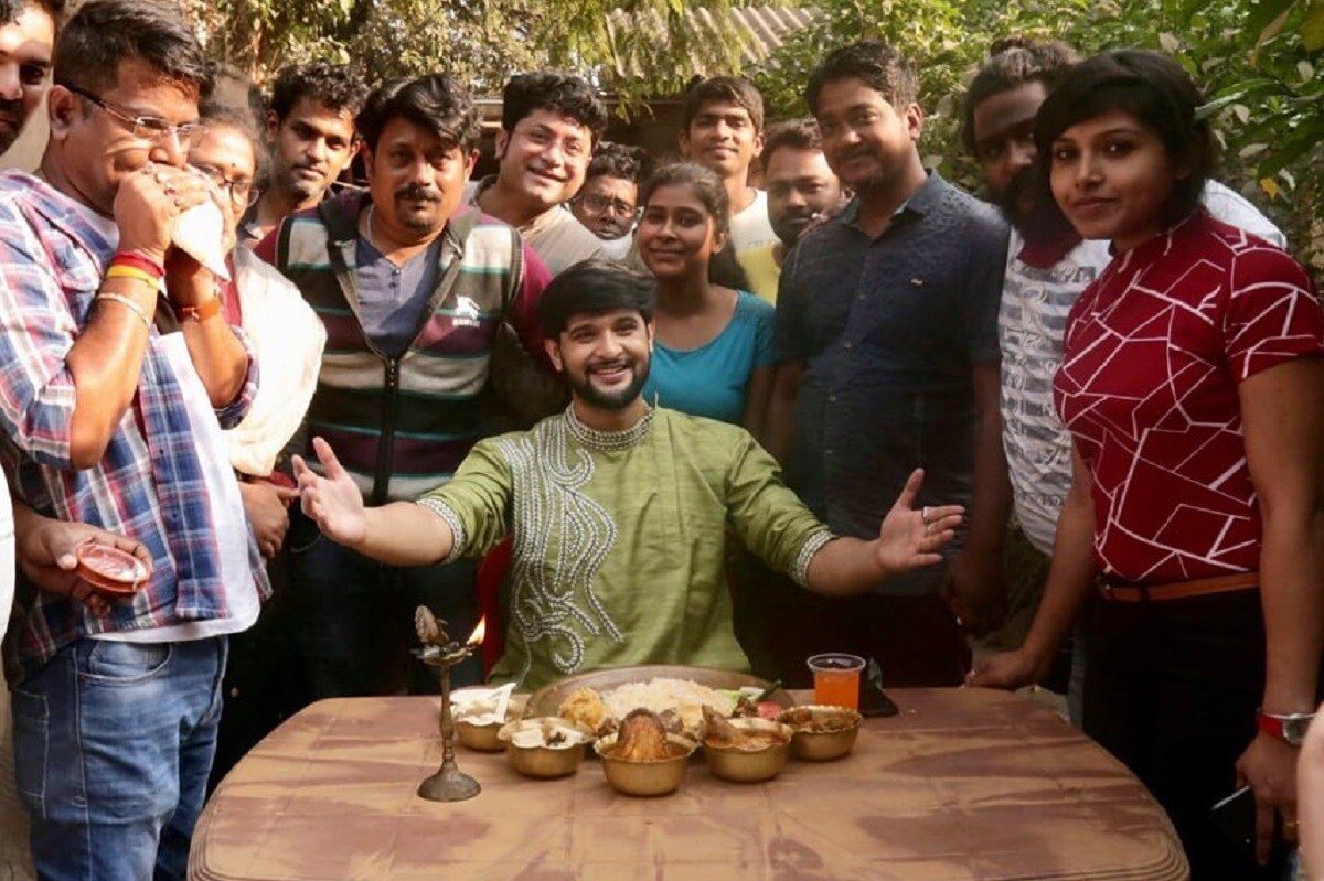সেখানে সেটের সবাই উপস্থিত ছিলেন। নিখিলের পাশে দাঁড়িয়ে খাবার খাইয়ে দিলেন শ্যামা। বাস্তব জীবনে তাঁরা খুব ভালো বন্ধু। রিয়েল লাইফে তৃণার সঙ্গেই বিয়ে হচ্ছে নীলের। photo source Instagram সেখানে সেটের সবাই উপস্থিত ছিলেন। নিখিলের পাশে দাঁড়িয়ে খাবার খাইয়ে দিলেন শ্যামা। বাস্তব জীবনে তাঁরা খুব ভালো বন্ধু। রিয়েল লাইফে তৃণার সঙ্গেই বিয়ে হচ্ছে নীলের। photo source Instagram