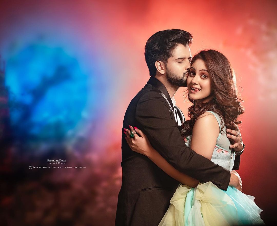 • এখন চলছে আইবুড়োভাতের পালা । সদ্যই অঙ্কুশ-ঐন্দ্রিলার নতুন ফ্ল্যাটে আইবুড়োভাত খেয়েছেন নীল-তৃণা । সেই ছবিও তাঁরা পোস্ট করেছিলেন সোশ্যাল মিডিয়ায় । ছবি-ইনস্টাগ্রাম । • এখন চলছে আইবুড়োভাতের পালা । সদ্যই অঙ্কুশ-ঐন্দ্রিলার নতুন ফ্ল্যাটে আইবুড়োভাত খেয়েছেন নীল-তৃণা । সেই ছবিও তাঁরা পোস্ট করেছিলেন সোশ্যাল মিডিয়ায় । ছবি-ইনস্টাগ্রাম ।