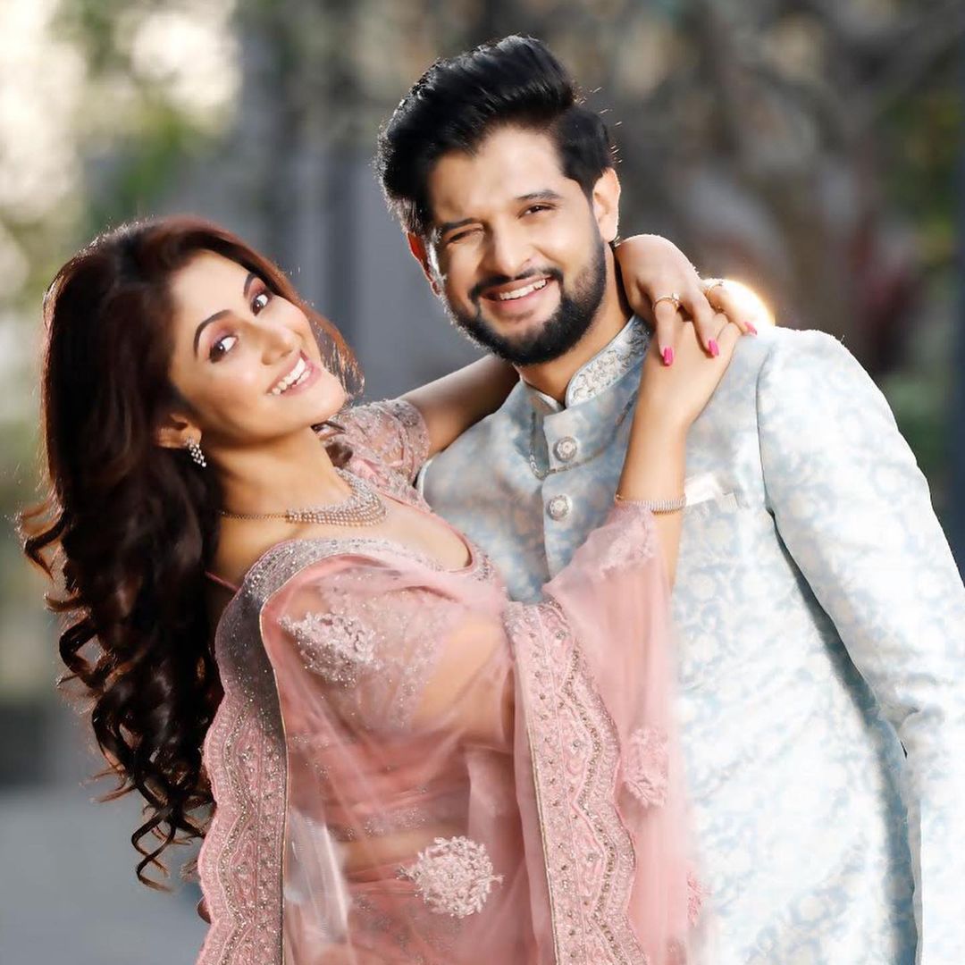 • আর মাত্র ৭ দিন পরেই তাঁদের বিয়ে । ‘কৃষ্ণকলি’র নিখিল আর ‘খড়কুটো’র গুনগুনের চার হাত এক হবে । ছবি-ইনস্টাগ্রাম । • আর মাত্র ৭ দিন পরেই তাঁদের বিয়ে । ‘কৃষ্ণকলি’র নিখিল আর ‘খড়কুটো’র গুনগুনের চার হাত এক হবে । ছবি-ইনস্টাগ্রাম ।