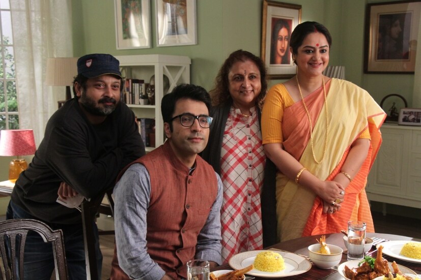 সঞ্চালক হিসেবে বেশ জনপ্রিয়তা পেয়েছেন আবির। ছবি, ছোট পর্দা, বিজ্ঞাপন সব জায়গাতেই সমান তালে কাজ করে চলেছেন তিনি।