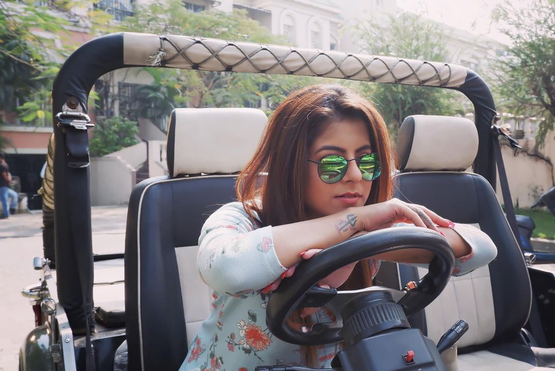এই ছবির মধ্যে দুটো গল্প রয়েছে। প্রথম গল্পের নাম 'চাইনিজ বক্স'। এই খন্ডটি একটি মেয়ের গল্প বলে। মধ্যবিত্ত লাজুক মেয়ে অনন্যা, সে হঠাৎ করে একটি ম্যাজিক বক্স পেয়ে যায়। এই ম্যাজিক বক্স তিনটি ইচ্ছে পূর্ণ করতে পারে কিন্তু তাঁর পরিবর্তে একটা দাম দিতে হয়। এই মেয়েটির চরিত্রে অভিনয় করেছেন অলিভিয়া সরকার। ওয়েবে বেশ পরিচিত মুখ অলিভিয়া। সম্প্রতি 'ব্রেক আপ স্টোরিজ'-এ দেখা গিয়েছে তাঁকে। এই ছবির মধ্যে দুটো গল্প রয়েছে। প্রথম গল্পের নাম 'চাইনিজ বক্স'। এই খন্ডটি একটি মেয়ের গল্প বলে। মধ্যবিত্ত লাজুক মেয়ে অনন্যা, সে হঠাৎ করে একটি ম্যাজিক বক্স পেয়ে যায়। এই ম্যাজিক বক্স তিনটি ইচ্ছে পূর্ণ করতে পারে কিন্তু তাঁর পরিবর্তে একটা দাম দিতে হয়। এই মেয়েটির চরিত্রে অভিনয় করেছেন অলিভিয়া সরকার। ওয়েবে বেশ পরিচিত মুখ অলিভিয়া। সম্প্রতি 'ব্রেক আপ স্টোরিজ'-এ দেখা গিয়েছে তাঁকে।