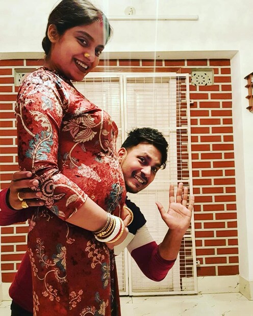 *স্বামী অভিনেতা রাজা গোস্বামী এই মুহূর্তে ‘খড়কুটো’ ধারাবাহিকের একটি গুরুত্বপূর্ণ চরিত্রে অভিনয় করছেন ৷ অন্যদিকে মধুবনীও খুলে ফেলেছেন তাঁর নিজস্ব বিউটি পার্লার। সোশ্যাল মিডিয়ায় প্রায় প্রতিদনই সেই পার্লারের ঝলক দেখা যায়।