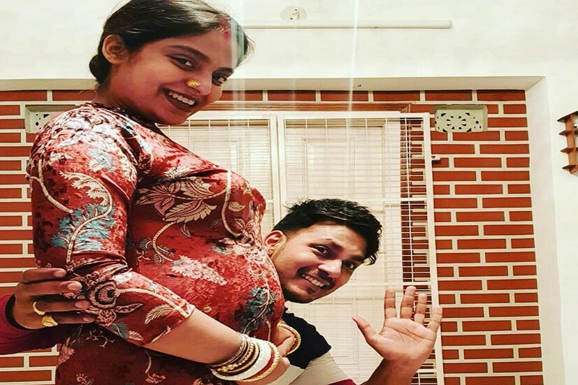 •গর্ভবতী স্ত্রীকে আদরে ভরিয়ে দিচ্ছেন রাজা। করছেন দু’জনের মিষ্টি ছবি পোস্টও। 
