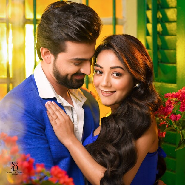 *এনগেজমেন্টের পর সম্ভবত একইসঙ্গে থাকবেন ‘রুমিতা’। আর সেই কারণেই নতুন ফ্ল্যাটে সম্প্রতি শিফ্ট করেছেন রুদ্রজিৎ । সেই নতুন বাড়িতেই এ বছর লক্ষ্মী পুজো করছেন এই সেলেব জুটি।