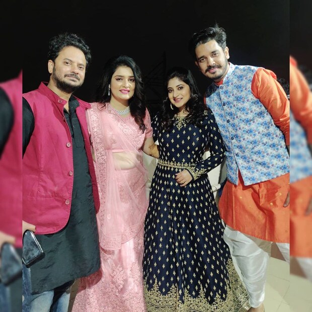 *ইতিমধ্যেই ত্বরিতার সঙ্গীত এবং মেহেন্দির অনুষ্ঠান হয়ে গিয়েছে। সেখানে উপস্থিত ছিলেন ত্বরিতার ঘনিষ্ঠ বন্ধু অভিনেত্রী সন্দীপ্তা সেন, অভিনেতা রাহুল। সদ্য বিবাহিত দাদা-বৌদি গৌরব-দেবলীনাকে সঙ্গে নিয়ে সৌরভ নিজেও উপস্থিত হয়েছিলেন সেখানে। ছবি: ইনস্টাগ্রাম।