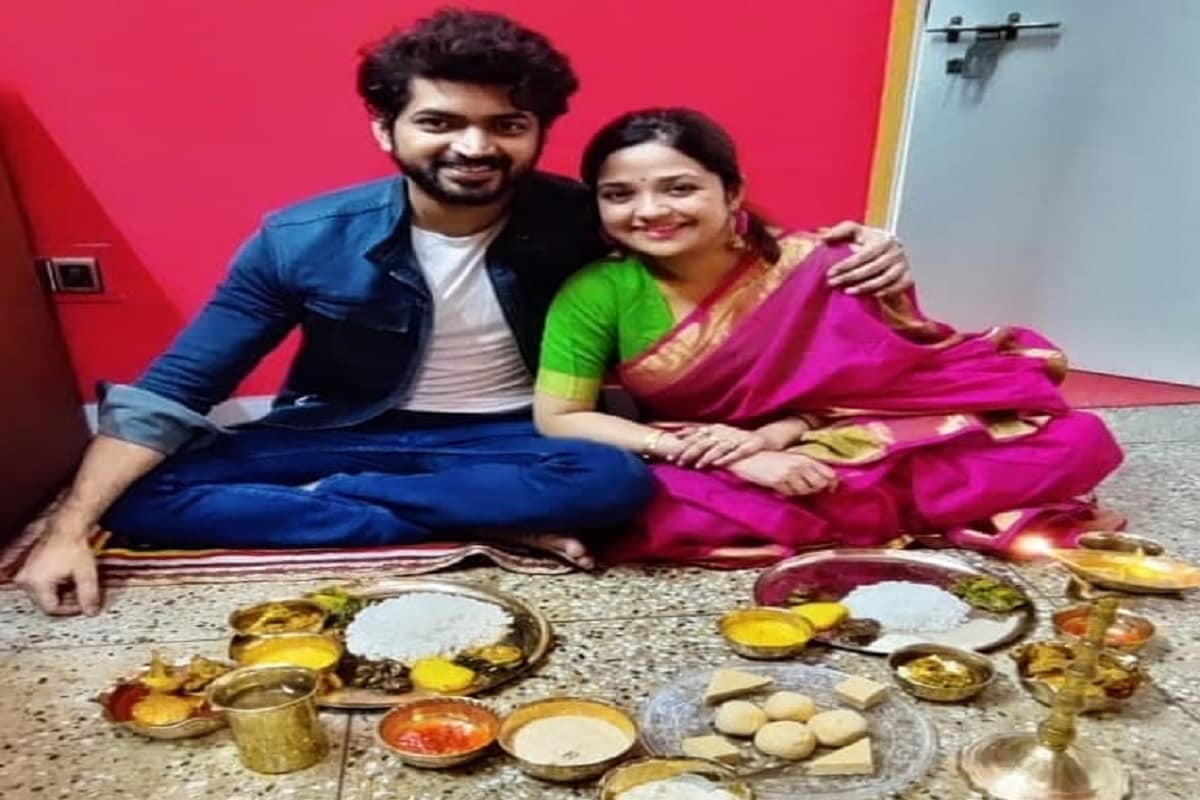 •২০২১-র প্রথম দিনেই রেজিস্ট্রি বিয়েটা সেরে ফেলেছেন। এখন সামাজিক বিয়ের জন্য অপেক্ষা। তার আগে এখন চলছে আইবুড়ো ভাতের পালা। একেবারে পাত সাজিয়ে বসে আইবুড়ো ভাত খাচ্ছেন ওম-মিমি। •২০২১-র প্রথম দিনেই রেজিস্ট্রি বিয়েটা সেরে ফেলেছেন। এখন সামাজিক বিয়ের জন্য অপেক্ষা। তার আগে এখন চলছে আইবুড়ো ভাতের পালা। একেবারে পাত সাজিয়ে বসে আইবুড়ো ভাত খাচ্ছেন ওম-মিমি।