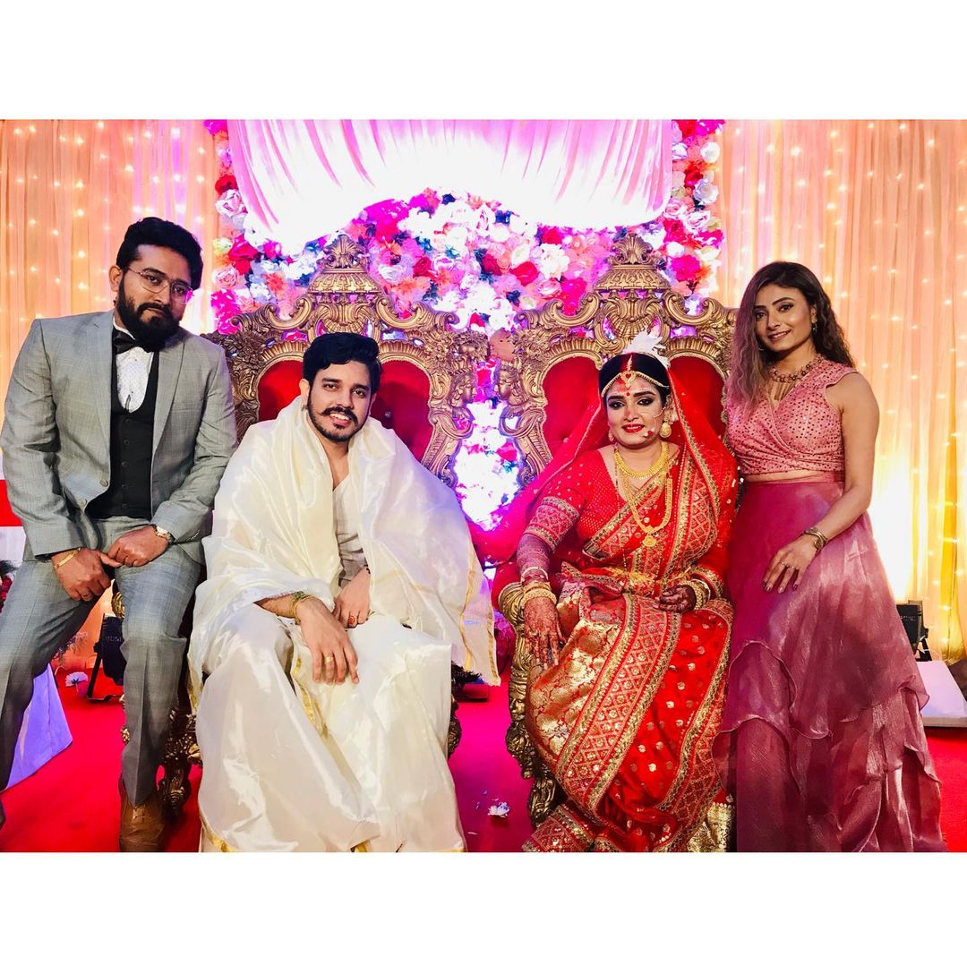 *ত্বরিতা-সৌরভের বিয়েতে উপস্থিত ছিলেন টলি অভিনেত্রী জুহি সেনগুপ্ত। গায়ে হলুদ, মেহেন্দির অনুষ্ঠানেও জুহিকে দেখা গিয়েছে ত্বরিতার একদম পাশে। ছবি: ইনস্টাগ্রাম। *ত্বরিতা-সৌরভের বিয়েতে উপস্থিত ছিলেন টলি অভিনেত্রী জুহি সেনগুপ্ত। গায়ে হলুদ, মেহেন্দির অনুষ্ঠানেও জুহিকে দেখা গিয়েছে ত্বরিতার একদম পাশে। ছবি: ইনস্টাগ্রাম।