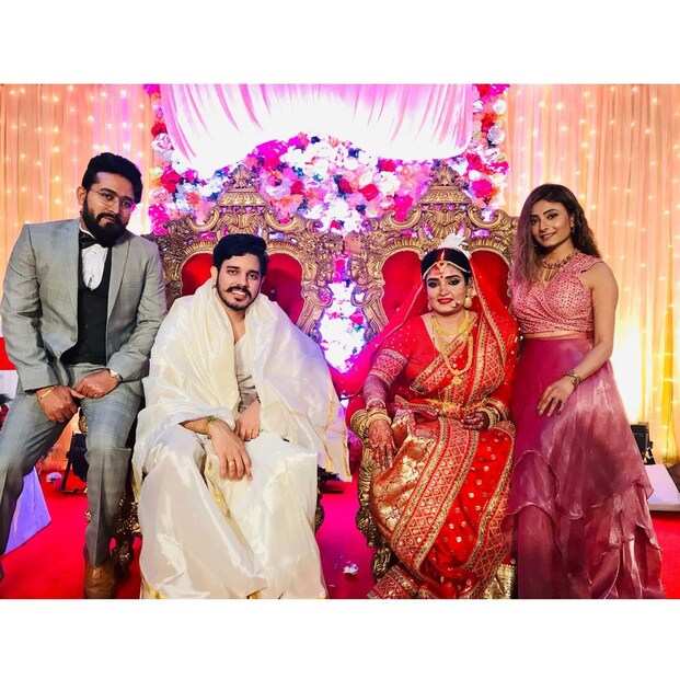 *ত্বরিতা-সৌরভের বিয়েতে উপস্থিত ছিলেন টলি অভিনেত্রী জুহি সেনগুপ্ত। গায়ে হলুদ, মেহেন্দির অনুষ্ঠানেও জুহিকে দেখা গিয়েছে ত্বরিতার একদম পাশে। ছবি: ইনস্টাগ্রাম। 