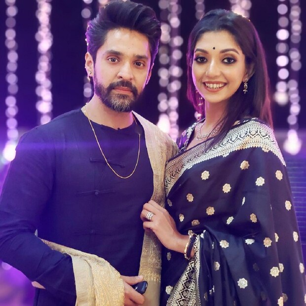 •কালো বেনারসি শাড়ি পরলেন তিনি। পাশে ম্যাচিং কালো পঞ্জাবিতে হ্যান্ডসাম গৌরব।