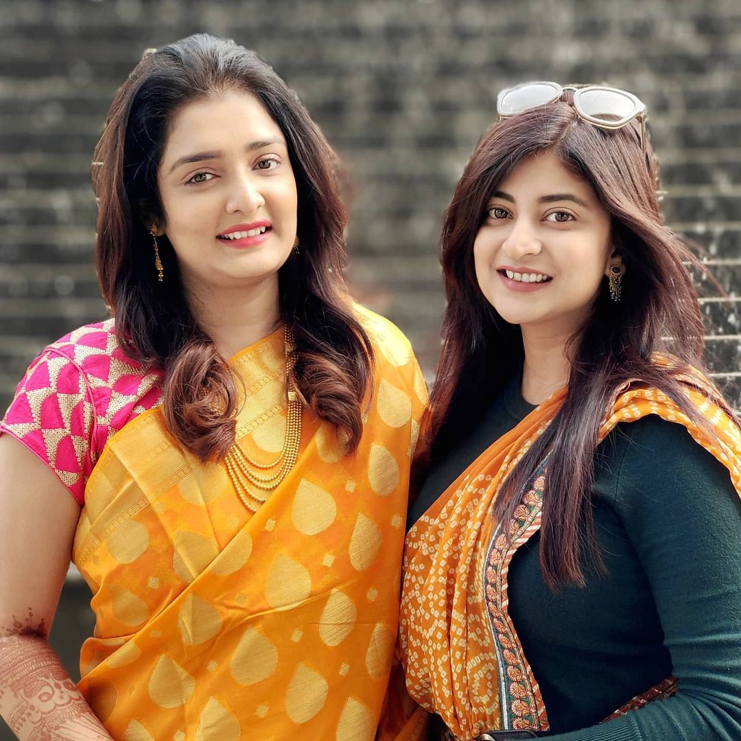 *গায়ে হলুদের অনুষ্ঠানে ত্বরিতা পড়েছিলেন হলুদ শাড়ি সঙ্গে রানী ব্লাউজ। খোলা চুল আর একদম হালকা সাজে 'রাসমনি' অভিনেত্রীকে মানিয়েছিল বেশ। ছবি: ইনস্টাগ্রাম। *গায়ে হলুদের অনুষ্ঠানে ত্বরিতা পড়েছিলেন হলুদ শাড়ি সঙ্গে রানী ব্লাউজ। খোলা চুল আর একদম হালকা সাজে 'রাসমনি' অভিনেত্রীকে মানিয়েছিল বেশ। ছবি: ইনস্টাগ্রাম।