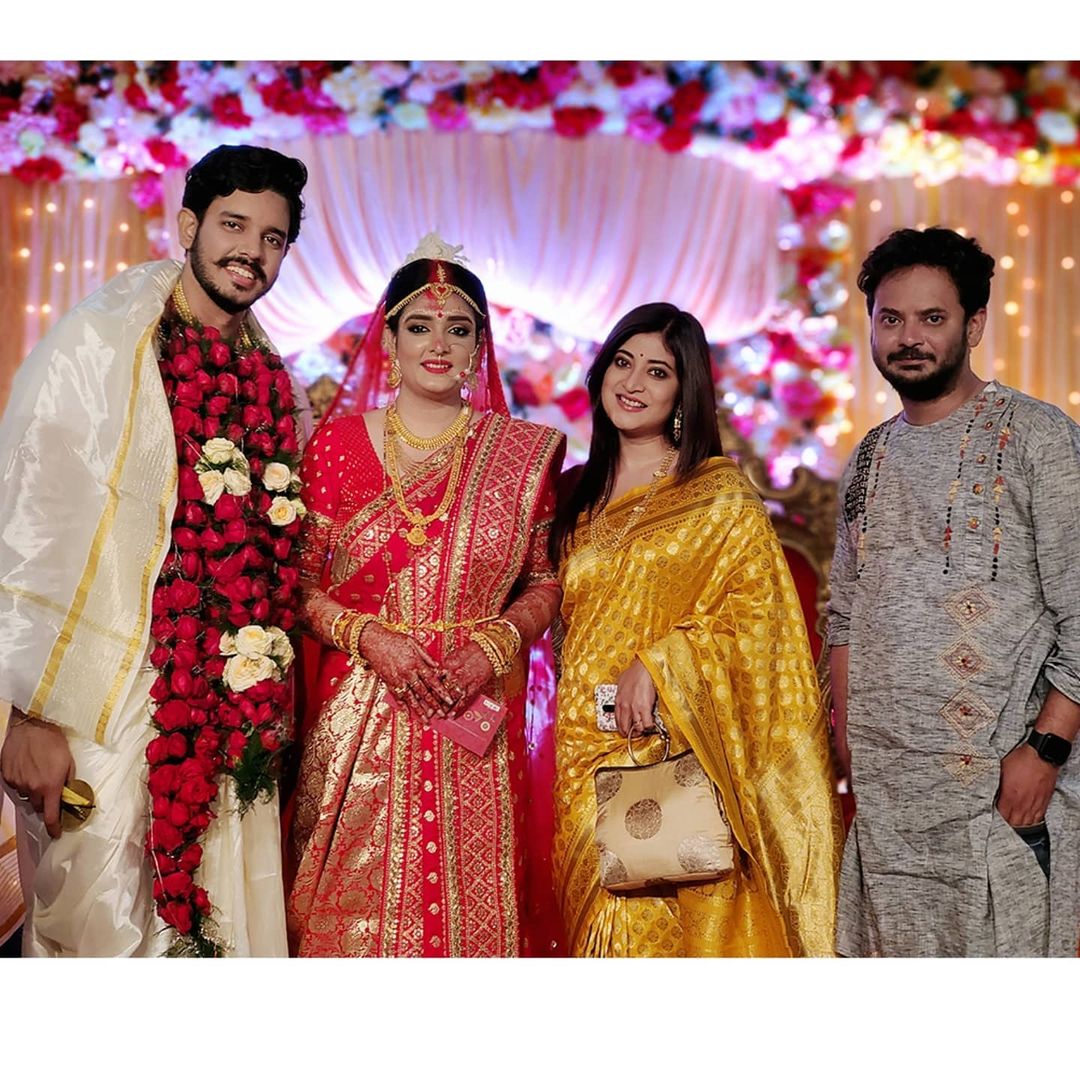 *আলিপুরের ওপেন থিয়েটার উত্তীর্ণতে বসছিল বিয়ের আসর। ১৭ জানুয়ারি গ্র্যান্ড রিসেপশন। সেটাও হবে উত্তীর্ণতেই। উপস্থিত থাকবেন টলিউডের একঝাঁক তারকা।ছবি: ইনস্টাগ্রাম। *আলিপুরের ওপেন থিয়েটার উত্তীর্ণতে বসছিল বিয়ের আসর। ১৭ জানুয়ারি গ্র্যান্ড রিসেপশন। সেটাও হবে উত্তীর্ণতেই। উপস্থিত থাকবেন টলিউডের একঝাঁক তারকা।ছবি: ইনস্টাগ্রাম।