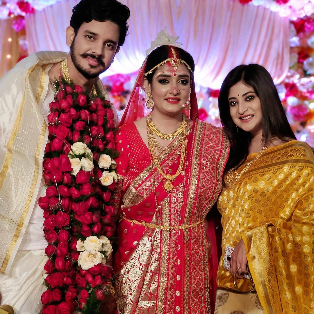 *টুকটুকে লাল বেনারসী সঙ্গে সোনার ভারী গয়নায় এক্কেবারে ট্র্যাডিশনাল সেজেছিলেন টলি নায়িকা। সৌরভও ধুতি পাঞ্জাবিতে সাবেকি সাজে উপস্থিত হন বিয়ে করতে। মোটা ভারী গোলাপের মালা দিয়ে হয় মালাবদল। ছবি: ইনস্টাগ্রাম। *টুকটুকে লাল বেনারসী সঙ্গে সোনার ভারী গয়নায় এক্কেবারে ট্র্যাডিশনাল সেজেছিলেন টলি নায়িকা। সৌরভও ধুতি পাঞ্জাবিতে সাবেকি সাজে উপস্থিত হন বিয়ে করতে। মোটা ভারী গোলাপের মালা দিয়ে হয় মালাবদল। ছবি: ইনস্টাগ্রাম।