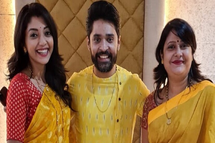 •কালো বেনারসী এবং কালো ধুতি পাঞ্জাবিতে সেজে ভাইয়ের বিয়েতে সর্বদা পাশে পাশে ছিলেন সদ্য বিবাহিত দম্পতি অভিনেতা গৌরব চট্টোপাধ্যায় এবং অভিনেত্রী দেবলীনা কুমার। 
