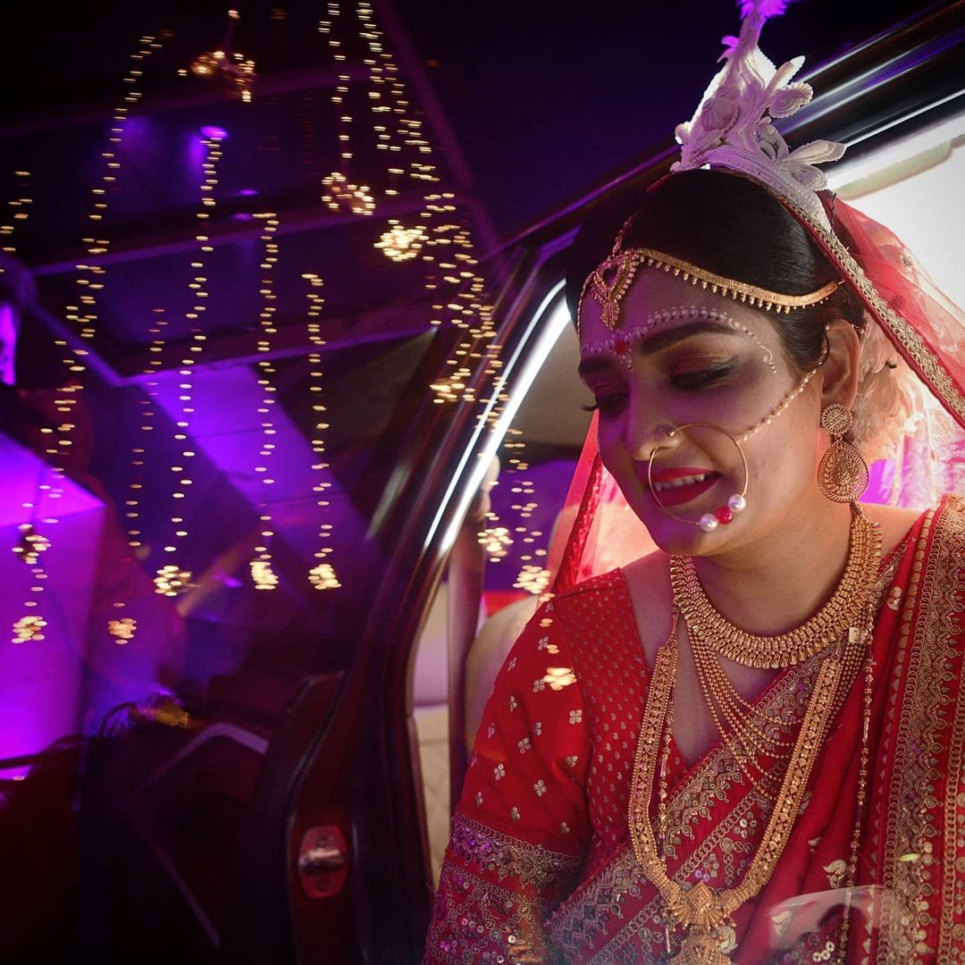 *রিসেপশনে সোনার সাজে সেজেছিলেন ত্বরিতা-জুপিটার ওরফে সৌরভ। অর্থাৎ, গোল্ডেন লেহেঙ্গা-চোলি পড়েছিলেন উত্তর কলকাতার ব্যবসায়ী পরিবারের মেয়ে ত্বরিতা। তরুণ কুমারের নাতি সৌরভ পরেছিলেন গোল্ডেন শেরওয়ানি। ছবি: ইনস্টাগ্রাম। *রিসেপশনে সোনার সাজে সেজেছিলেন ত্বরিতা-জুপিটার ওরফে সৌরভ। অর্থাৎ, গোল্ডেন লেহেঙ্গা-চোলি পড়েছিলেন উত্তর কলকাতার ব্যবসায়ী পরিবারের মেয়ে ত্বরিতা। তরুণ কুমারের নাতি সৌরভ পরেছিলেন গোল্ডেন শেরওয়ানি। ছবি: ইনস্টাগ্রাম।