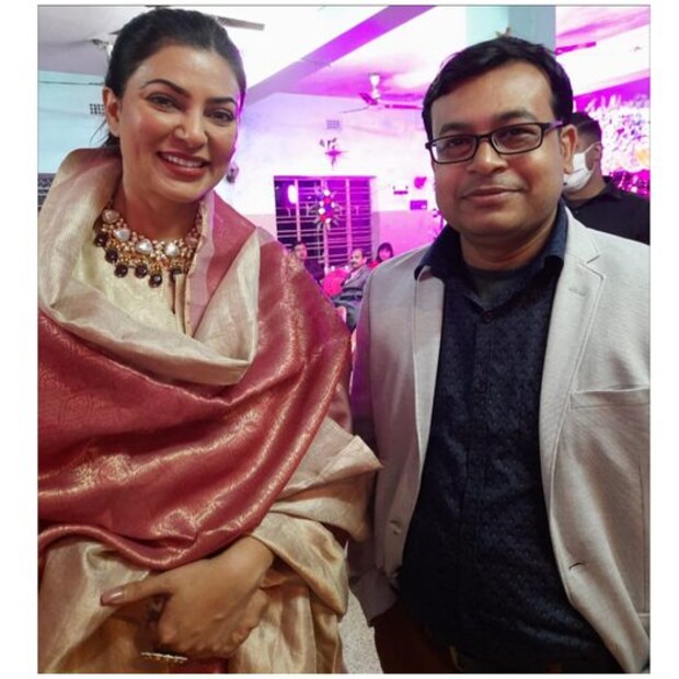 • অভিনেত্রীর জ্যাঠতুতো বোনের বিয়েতে তাঁর গোটা পরিবারের সঙ্গে হাজির হন রোহমান শলও। রোহমানের সঙ্গে সম্পর্কে জড়ানোর পর থেকে সুস্মিতা যে তাঁকে সেন পরিবারের অন্যতম সদস্য হিসেবে পরিচয় দিতে শুরু করেছেন, তা তো সকলেরই জানা । খুব শীঘ্রই সুস-রহমানের চার হাত এক হতে পারে এমন গুঞ্জনও শোনা যাচ্ছে। 