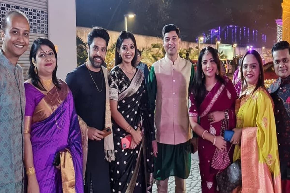 •টলিউড জুটির বিয়ে, দাদা-বৌদিও টলিউডের জনপ্রিয় মুখ। আর সেখানে টলিউডের তারকারা উপস্থিত হবেন না, তা কী করে হয়। তার ওপরে বাড়ির কর্তা যখন ছিলেন উত্তম কুমার, তরুণ কুমারের মতো কিংবদন্তীরা। ফলে রবিবার সন্ধ্যায় উত্তীর্ণতে বসেছিল চাঁদের হাট। সঙ্গে উত্তম কুমার অর্থাৎ বাংলার মহানায়কের বাড়ি নতুন প্রজন্মদের দেখা গেল একফ্রেমে। •টলিউড জুটির বিয়ে, দাদা-বৌদিও টলিউডের জনপ্রিয় মুখ। আর সেখানে টলিউডের তারকারা উপস্থিত হবেন না, তা কী করে হয়। তার ওপরে বাড়ির কর্তা যখন ছিলেন উত্তম কুমার, তরুণ কুমারের মতো কিংবদন্তীরা। ফলে রবিবার সন্ধ্যায় উত্তীর্ণতে বসেছিল চাঁদের হাট। সঙ্গে উত্তম কুমার অর্থাৎ বাংলার মহানায়কের বাড়ি নতুন প্রজন্মদের দেখা গেল একফ্রেমে।