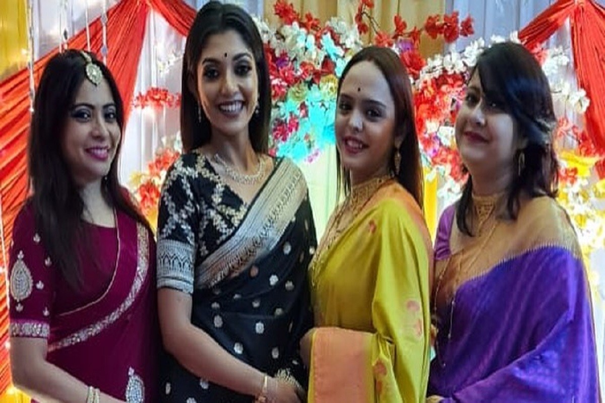 •কিছুদিন আগেই উত্তমের নাতি গৌরবের বিয়ে হয় দেবলীনা কুমারের সঙ্গে। এবার দেওরের বিয়েতে বেশ দায়িত্ব পালন করলেন নতুন বৌদি। •কিছুদিন আগেই উত্তমের নাতি গৌরবের বিয়ে হয় দেবলীনা কুমারের সঙ্গে। এবার দেওরের বিয়েতে বেশ দায়িত্ব পালন করলেন নতুন বৌদি।