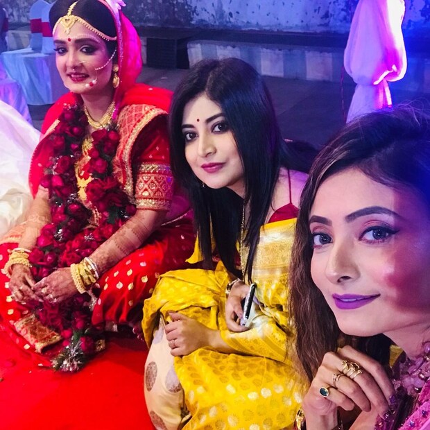 *রানী রাসমনি'র সারদা মায়ের মায়ের সঙ্গে অভিনেত্রী জুহি সেনগুপ্তের ভাল সম্পর্ক তা বলাই বাহুল্য। এ দিন সন্দীপ্তার পাশাপাশি ত্বরিতা-সৌরভের বিয়ের মণ্ডপে হাজির ছিলেন জুহিও। ছবি: ইনস্টাগ্রাম। 